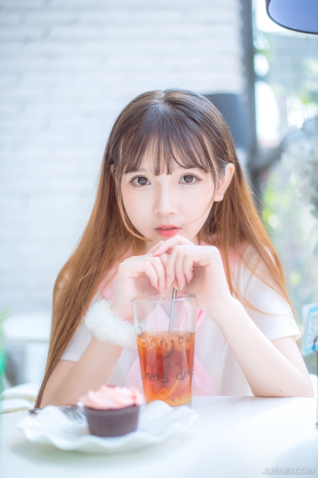 严颜闻言不禁大笑起来：“尔等太过胆小，那魏延便是有多余兵马，这一带山陵遍布，如何施展，我只带八千人前去迎战，城中还有万人人马，我走后，尔等好生看管城池，待我凯旋归来。”